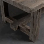 Nahaufnahme der Tischbeine des Ulmer Klostertisches Z027-M aus massiver Alteiche.