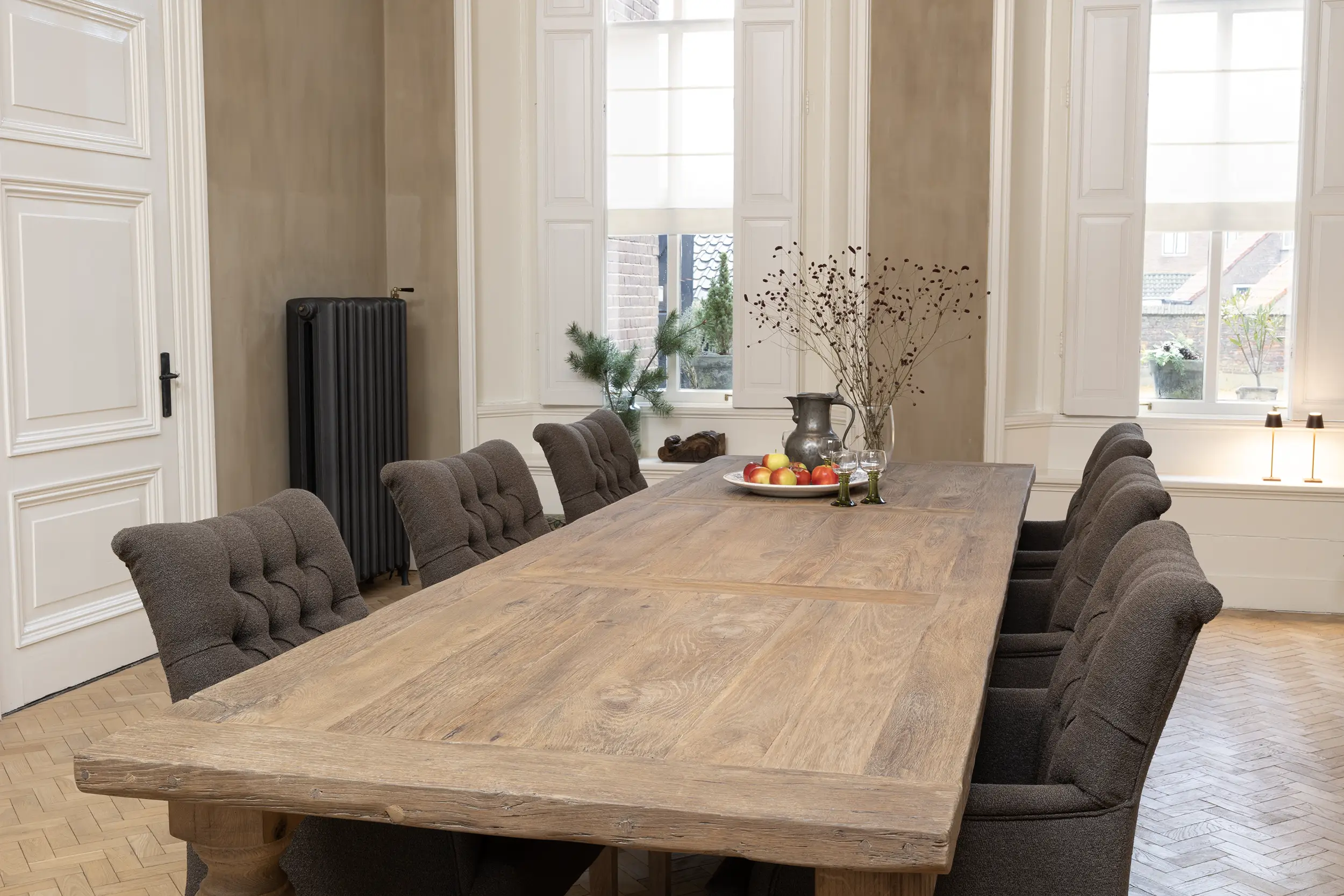 Eettafel van hergebruikt oud eikenhout op maat gemaakt in landelijke stijl