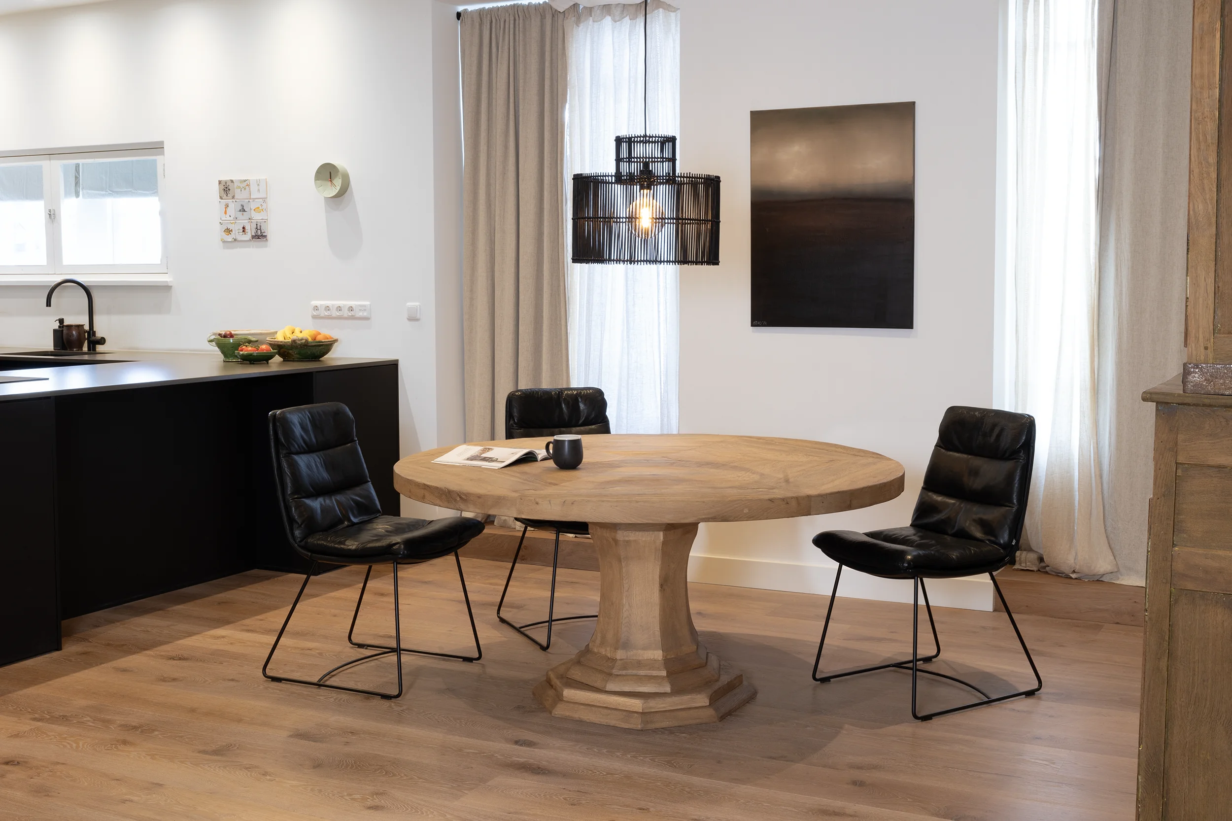 Orleans ronde eettafel Z043-2 Grote overzichtsfoto van Orléans ronde eettafel in stijlvolle woonkamer - Eettafel op maat verkrijgbaar