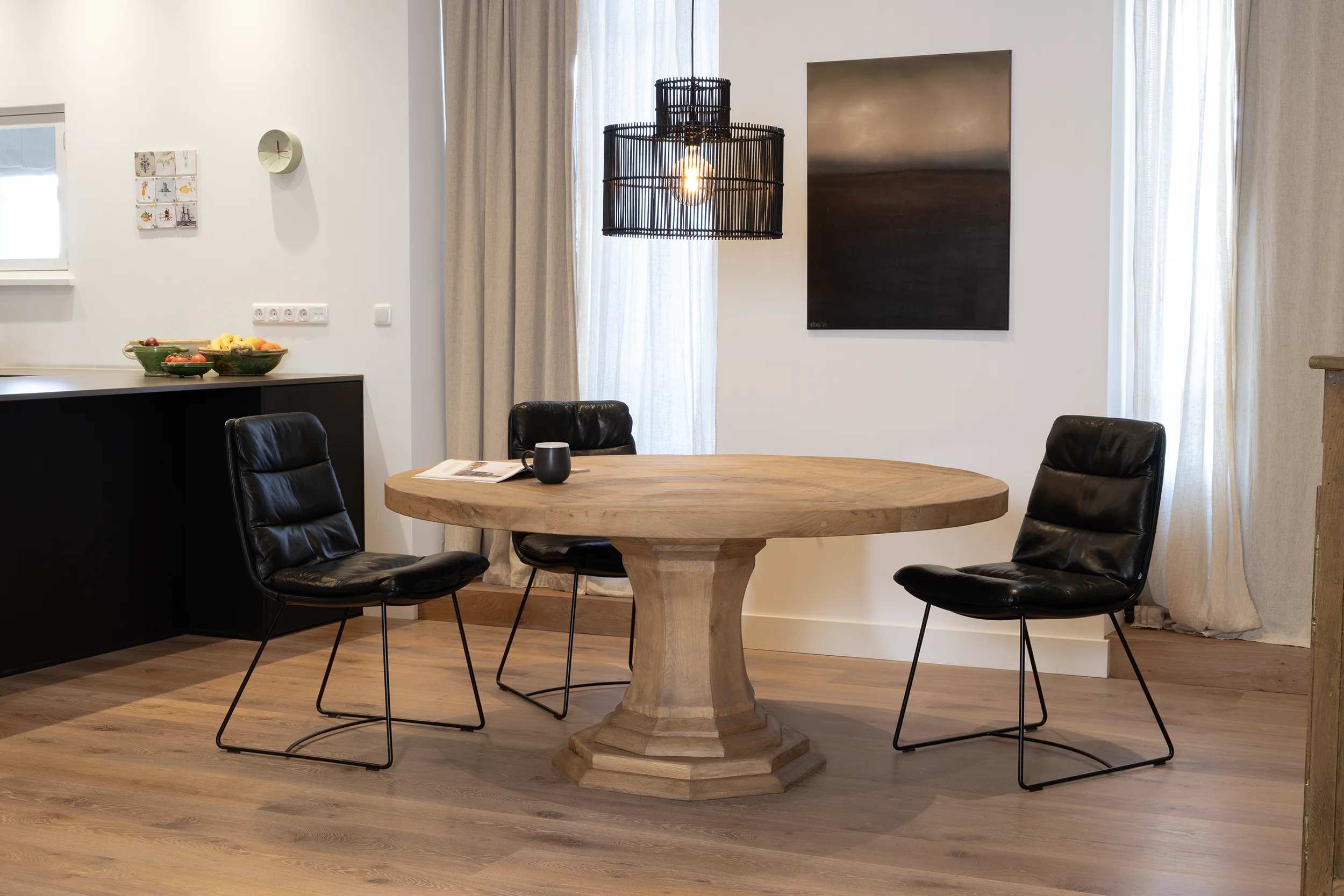 Orleans ronde eettafel Z043-3 Overzichtsfoto van Orléans ronde eettafel in stijlvolle woonkamer - Eettafel op maat verkrijgbaar
