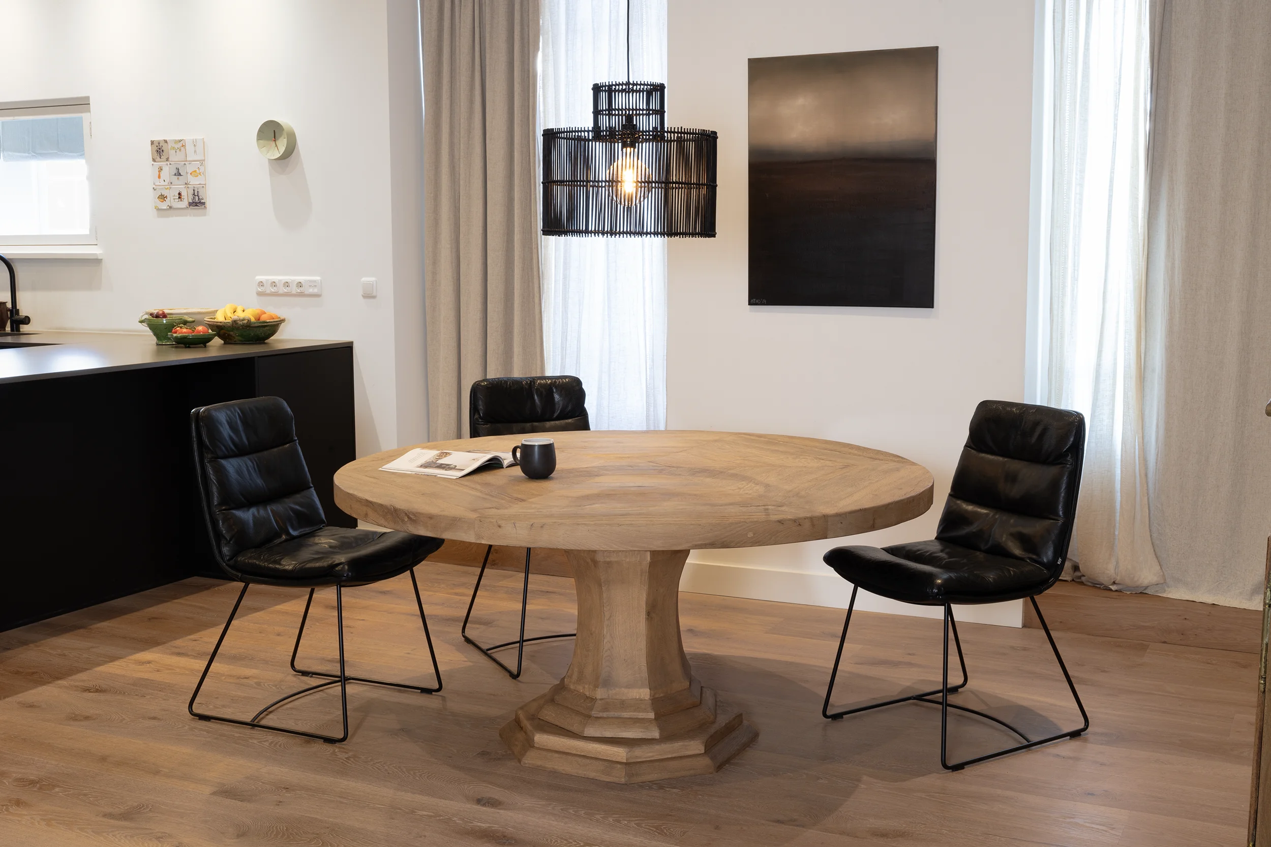 Orleans ronde eettafel Z043-4 Overzichtsfoto van Orléans ronde eettafel in stijlvolle woonkamer - Eettafel op maat verkrijgbaar