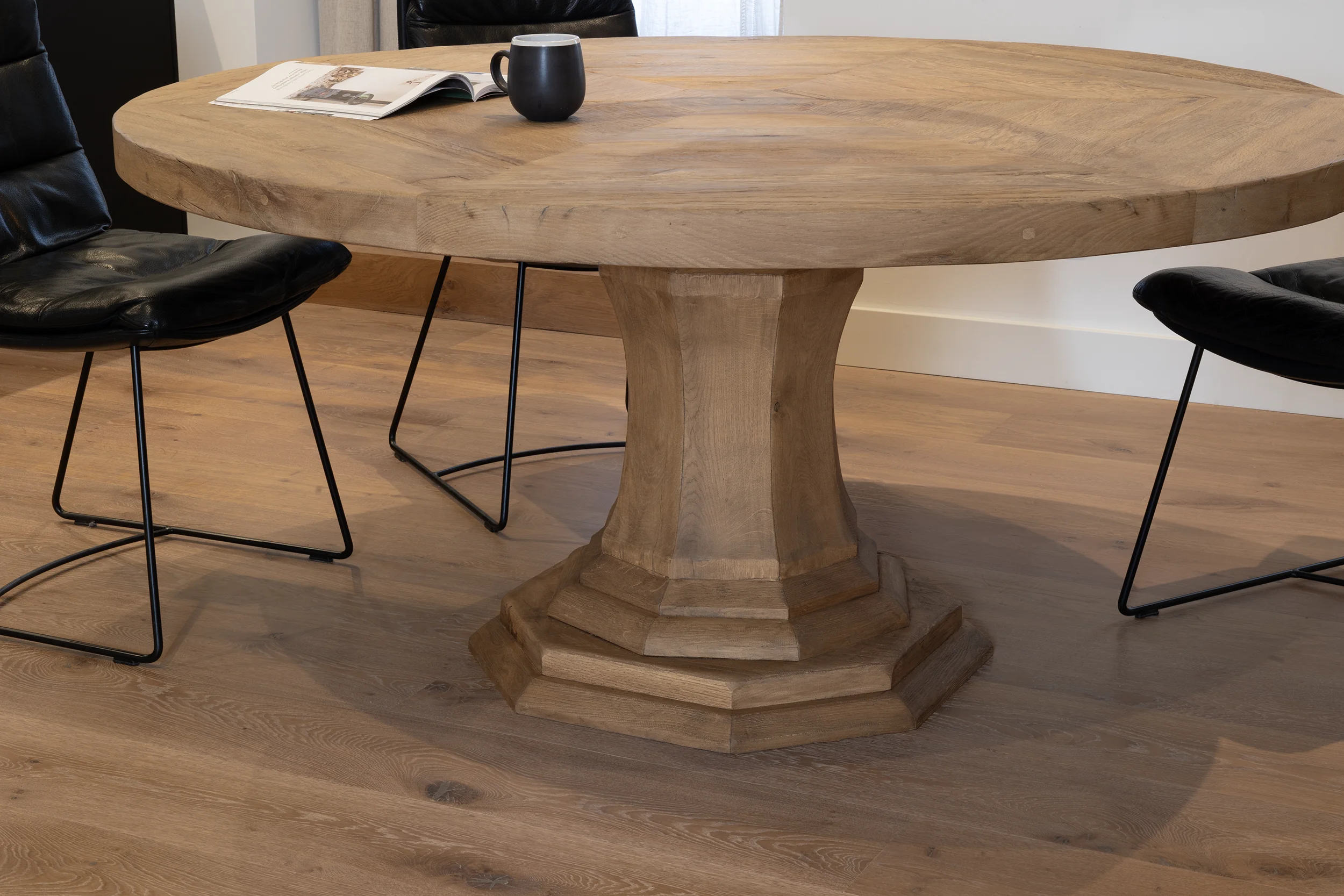 Orleans ronde eettafel Z043-5 Closeup tafelpoot van Orléans ronde eettafel in stijlvolle woonkamer - Eettafel op maat verkrijgbaar