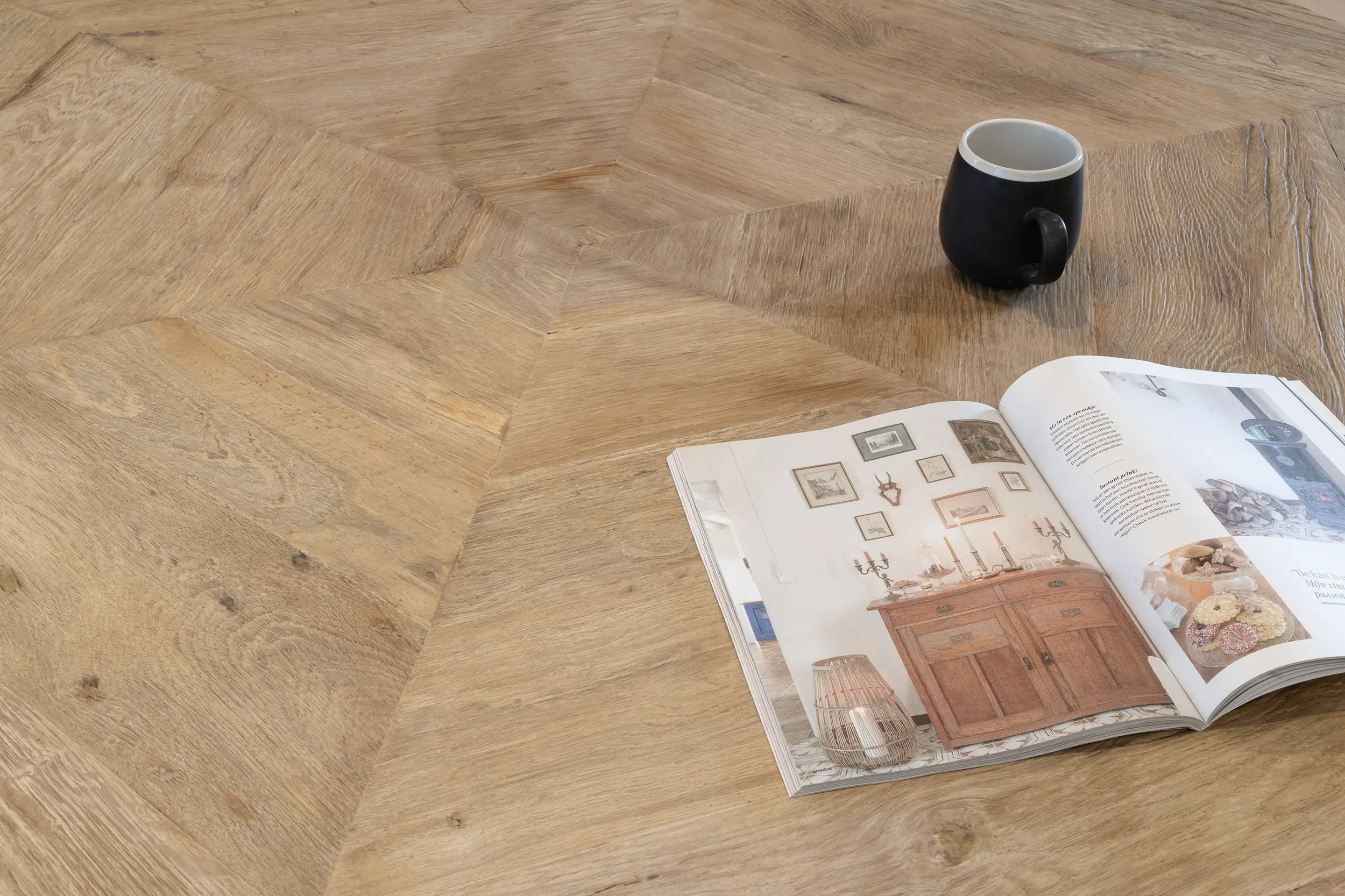Orleans ronde eettafel Z043-8 Closeup tafelblad van Orléans ronde eettafel in stijlvolle woonkamer - Eettafel op maat verkrijgbaar