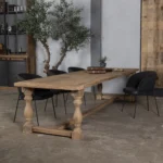 Maßgefertigter Esstisch aus Eiche im Landhausstil
