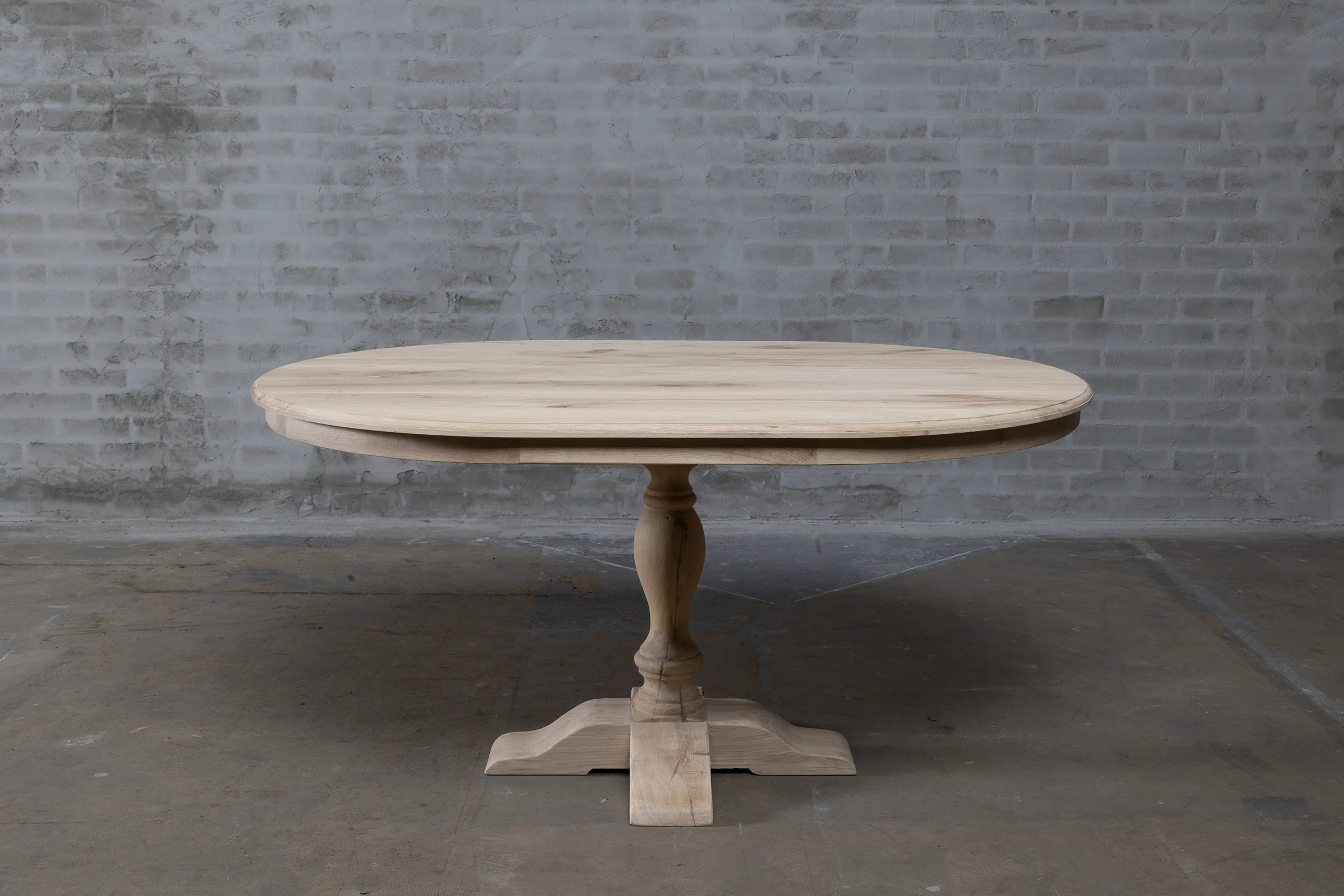 Zijprofiel van landelijk ovale eettafel G024