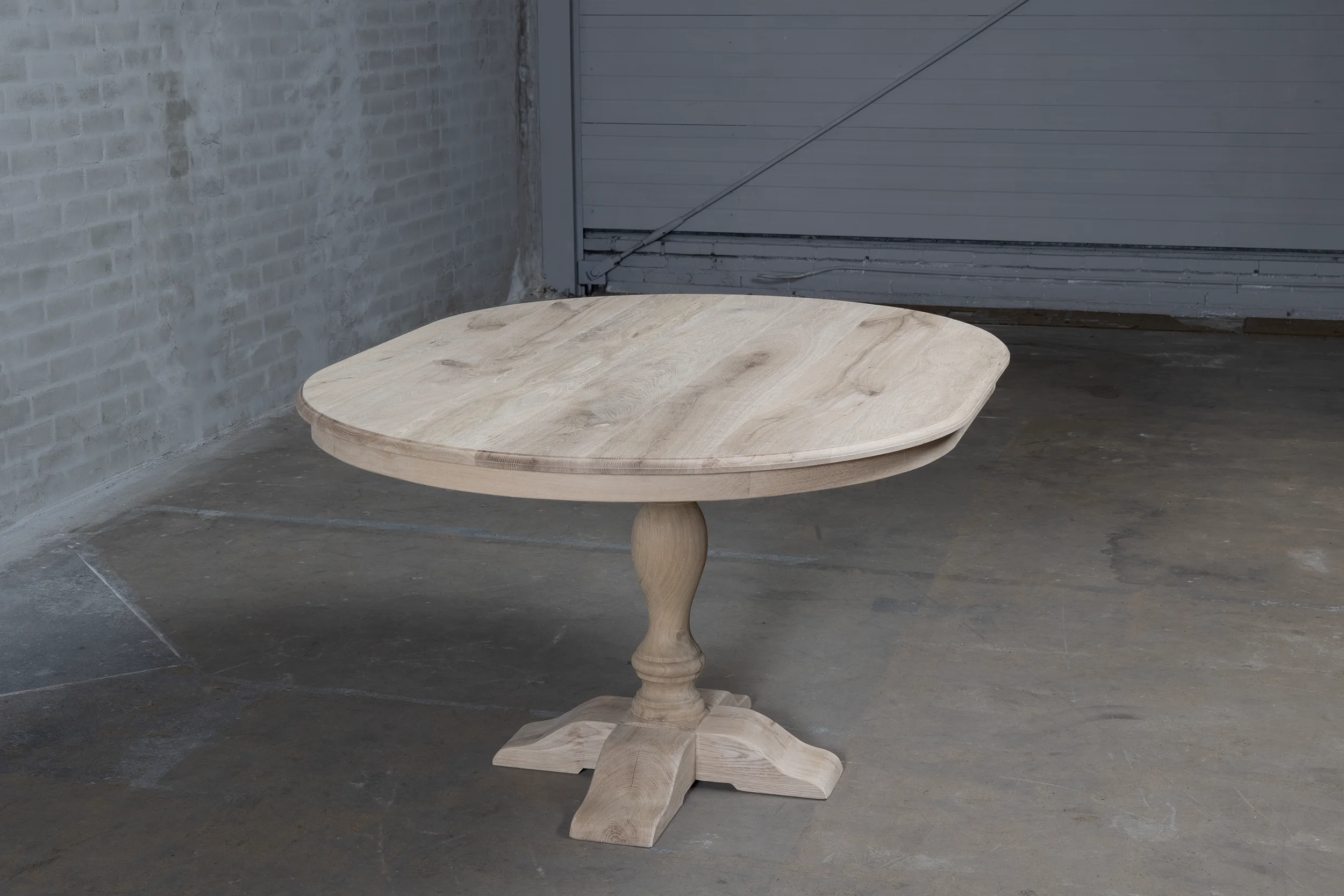 vooraanzicht van landelijk ovale eettafel G024