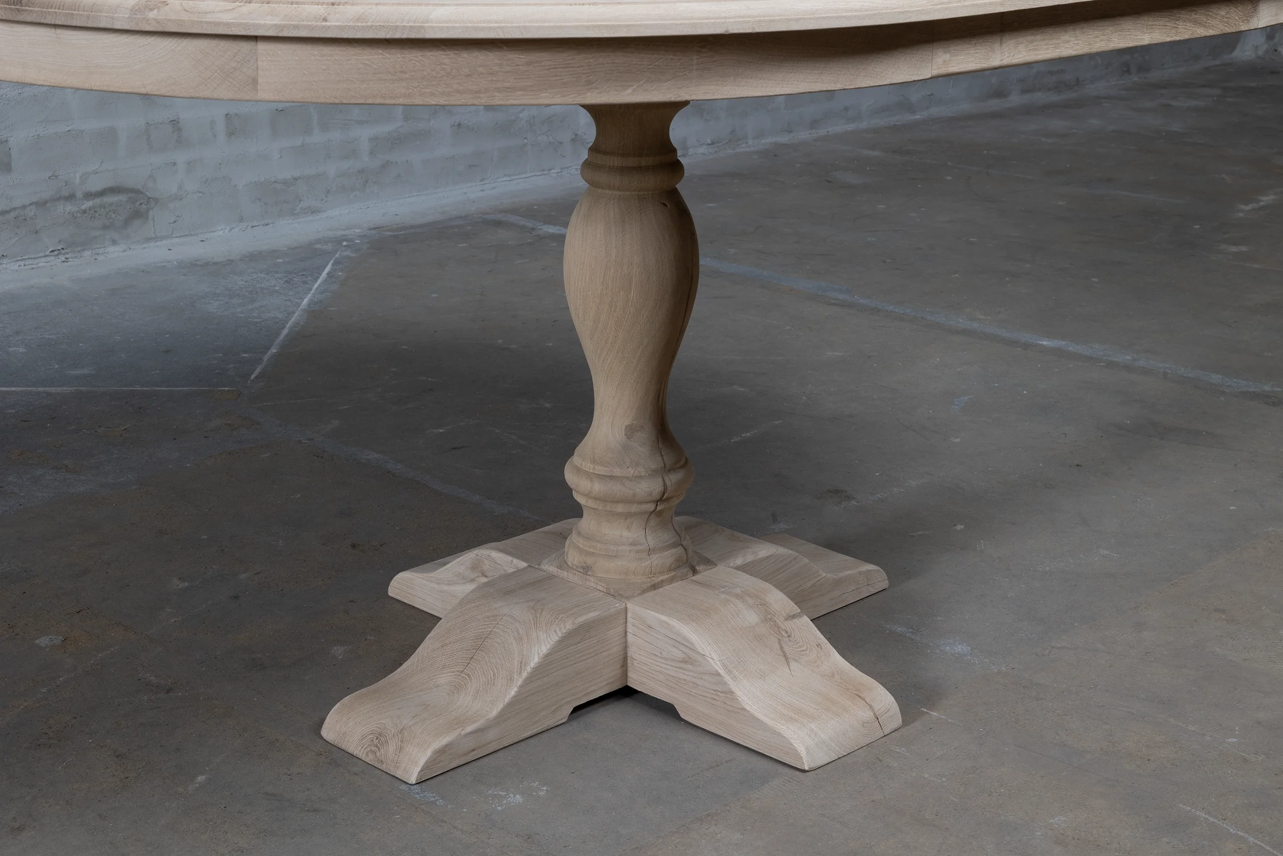 Closeup tafelpoot van landelijk ovale eettafel G024