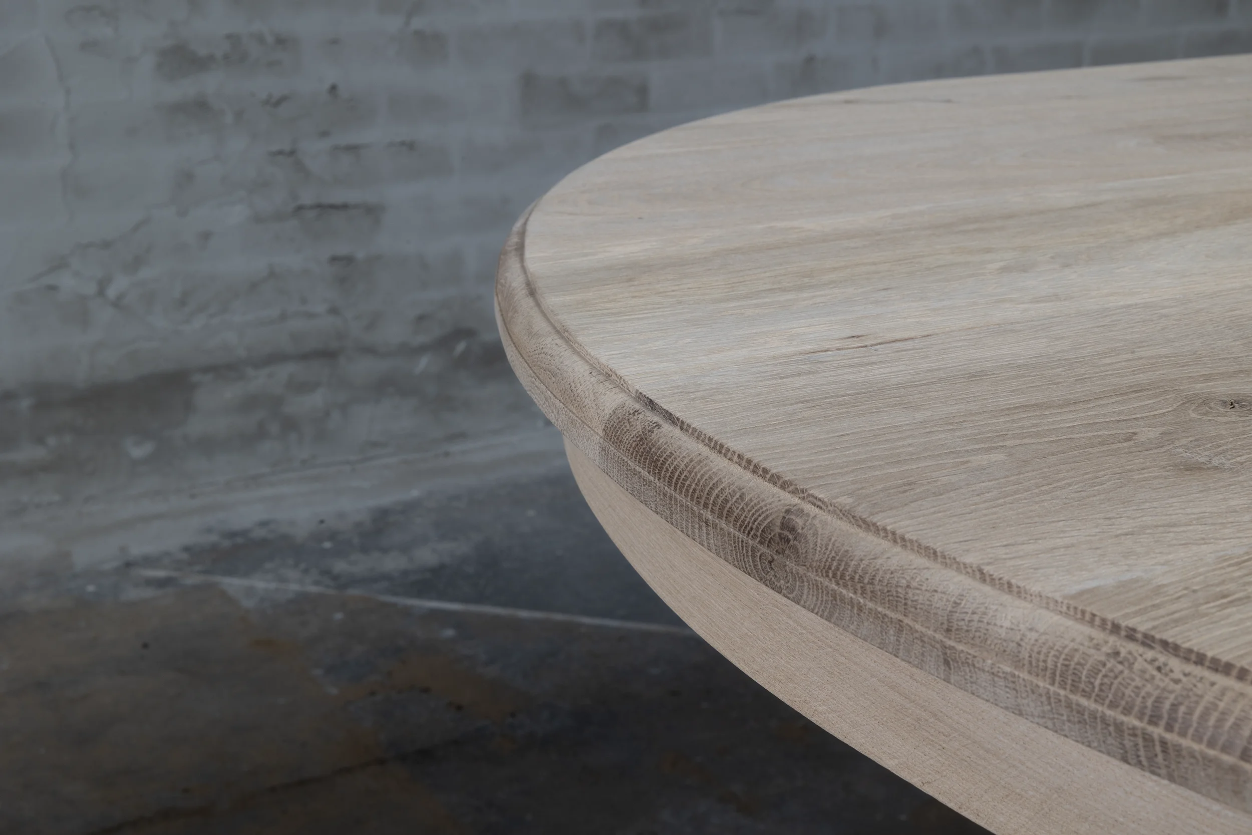 Closeup tafelblad van landelijk ovale eettafel G024