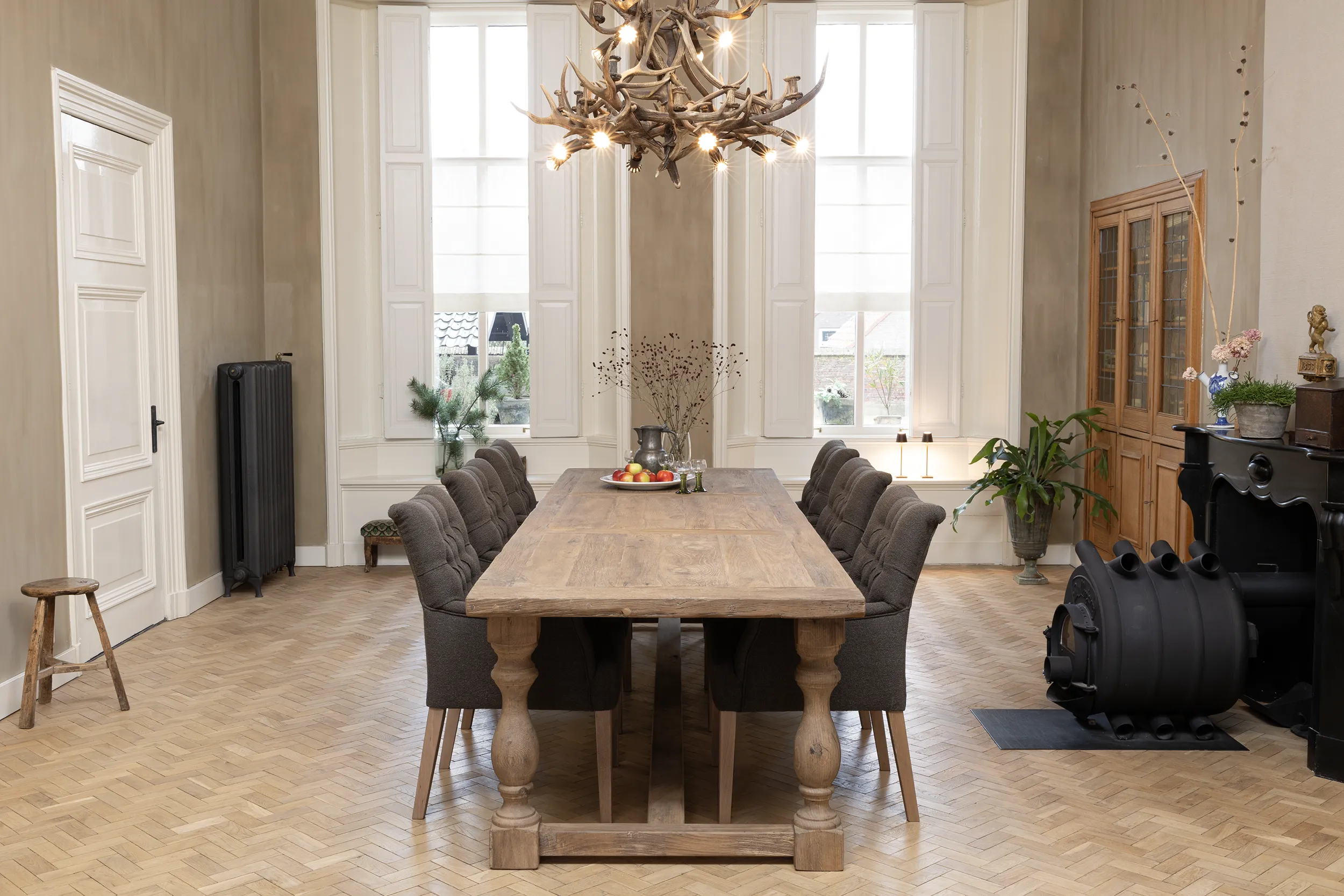 Maßgefertigter Esstisch aus wiederverwertetem altem Eichenholz im Landhausstil