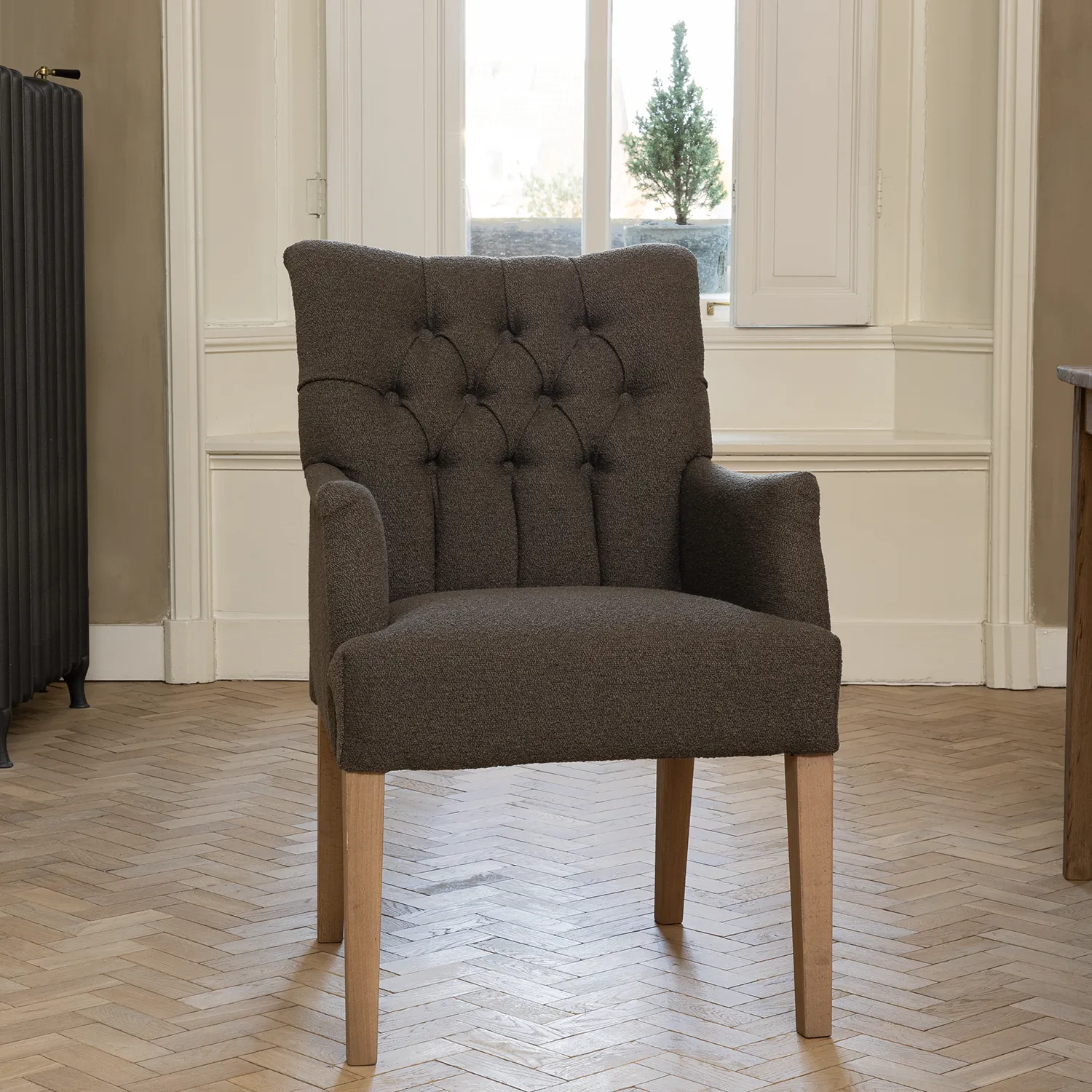 Maßgefertigter luxuriöser Esszimmerstuhl Bruce mit Armlehnen