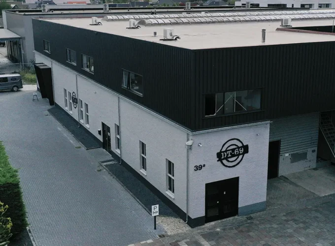 Geschäftsgebäude von DT-69 mit Ausstellungsraum und Werkstatt in Beneden-Leeuwen